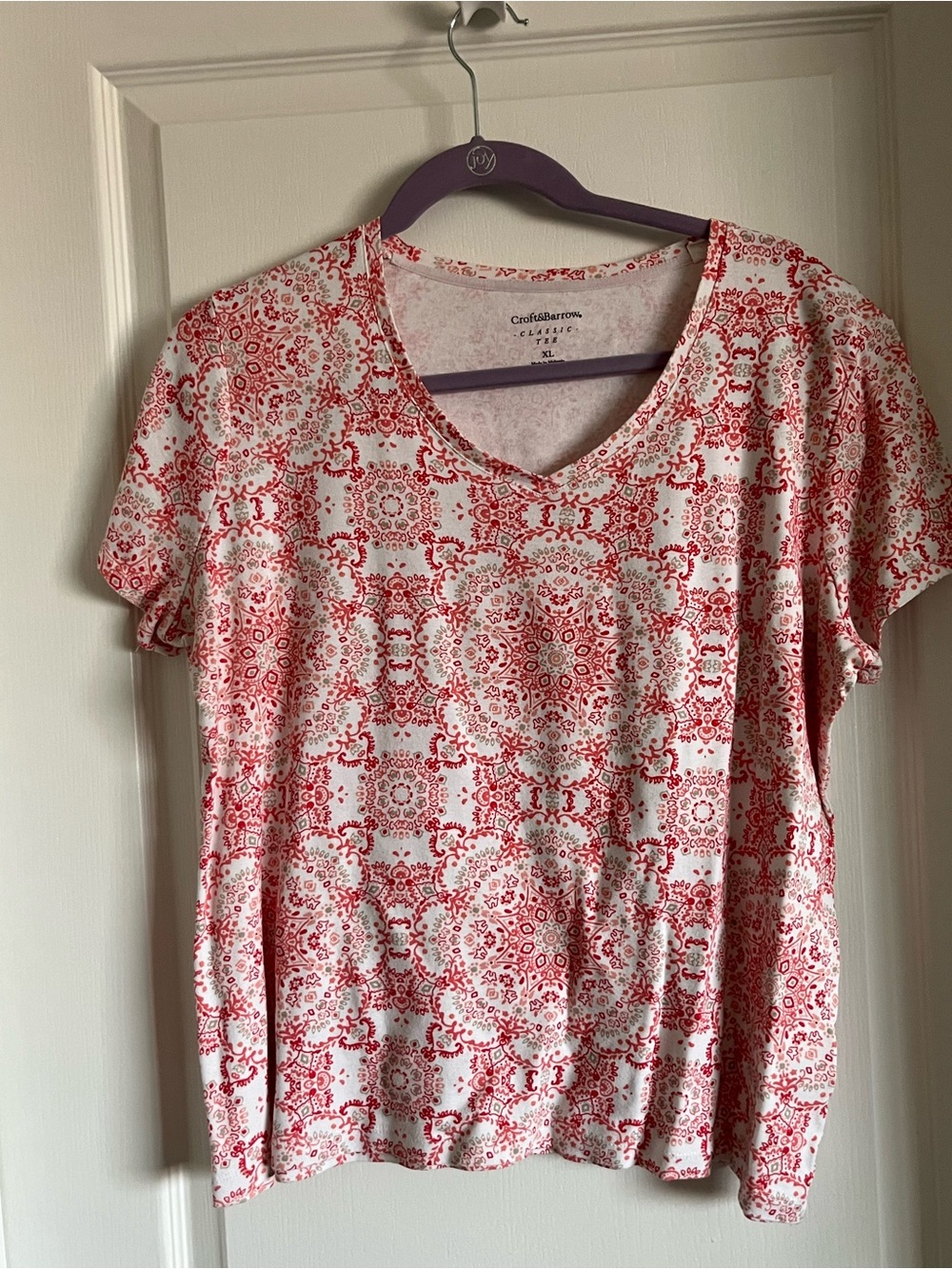 Classic Short-Sleeve V-Neck Patterned Top 🪻